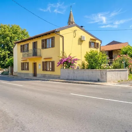 Leonarda With Terrace And Garden - Happy
